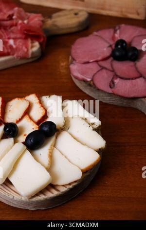 Eine appetitliche und rustikale Nahaufnahme einer Wurstplatte im europäischen Stil auf einem dunklen Holztisch Stockfoto