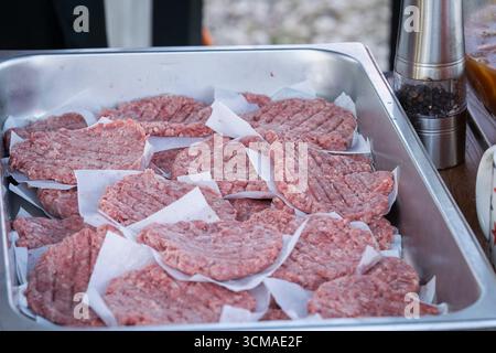 Rohe rote Bio-Hamuburger-Pattys, fertig zum Kochen. Frisch zubereitete Hamburger-Pasteten. Zutaten für Burger: Roh gehacktes Rindfleisch. Stockfoto