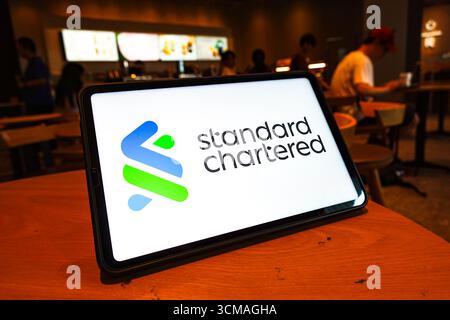 China. September 2025. In dieser Abbildung wird das Logo von Standard Chartered auf dem Bildschirm des Tablets angezeigt. (Foto: Sheldon Cooper/SOPA Images/SIPA USA) *** ausschließlich für redaktionelle Nachrichten *** Credit: SIPA USA/Alamy Live News Stockfoto