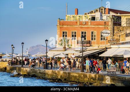 Venezianischer Hafen von Chania im Abendlicht, lebhafte Promenade, Restaurants, Europa, Kreta, Griechenland, Chania, GR, Reisen, Tourismus, Ziel, Sicht Stockfoto