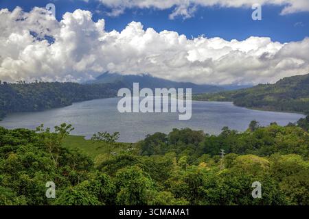 Lake Danau Buyan, See, Landschaft, Wolken, Dschungel, Banjar, Bali, Indonesien, Asien, Europa, Luftaufnahme, Vogelperspektive, Luftaufnahmen, Luftaufnahmen Stockfoto