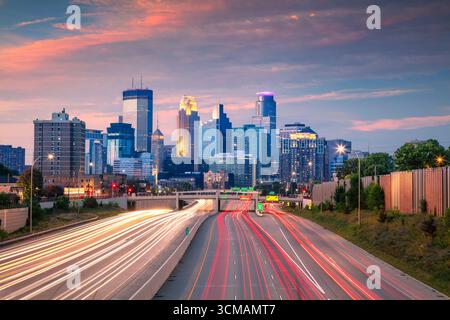 Minneapolis, Minnesota, USA. Stadtbild der Innenstadt von Minneapolis, Minnesota, USA, mit viel befahrener Autobahn, die im schönen Herbst in die Innenstadt führt Stockfoto