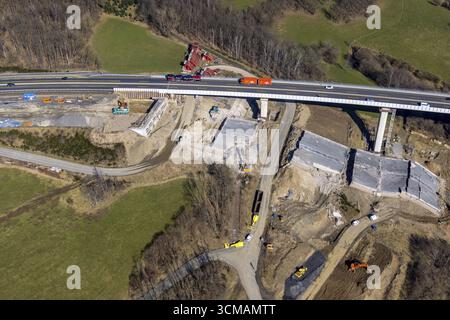 Autobahnbrücke Talbrücke Rinsdorf der A45 Sauerlandlinie, Baustelle und Neubau neben der Sprengbrücke, Rinsdorf, W Stockfoto