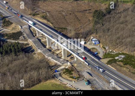 Autobahnbrücke Talbrücke Raelsbach der A45 Sauerlandlinie, Baustelle und Neubau neben der Sprengbrücke, Rinsdorf, Stockfoto