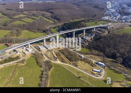 Autobahnbrücke Talbrücke Rinsdorf der A45 Sauerlandlinie, Baustelle und Neubau neben der Sprengbrücke, Rinsdorf, W Stockfoto