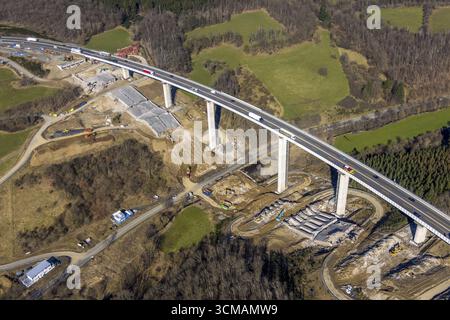 Autobahnbrücke Talbrücke Rinsdorf der A45 Sauerlandlinie, Baustelle und Neubau neben der Sprengbrücke, Rinsdorf, W Stockfoto