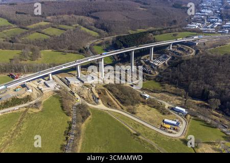 Autobahnbrücke Talbrücke Rinsdorf der A45 Sauerlandlinie, Baustelle und Neubau neben der Sprengbrücke, Rinsdorf, W Stockfoto