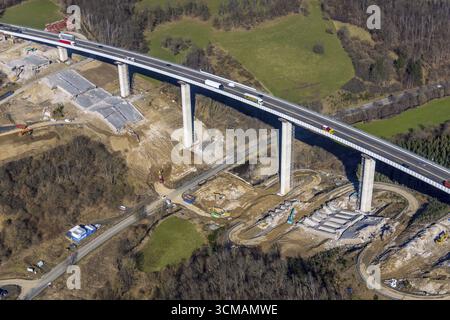 Autobahnbrücke Talbrücke Rinsdorf der A45 Sauerlandlinie, Baustelle und Neubau neben der Sprengbrücke, Rinsdorf, W Stockfoto