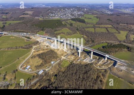 Autobahnbrücke Talbrücke Rinsdorf der A45 Sauerlandlinie, Baustelle und Neubau neben der Sprengbrücke, Rinsdorf, W Stockfoto