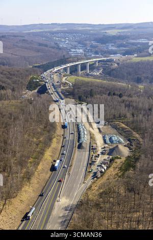 Autobahnbrücke Talbrücke Rinsdorf der A45 Sauerlandlinie, Baustelle und Neubau neben der Sprengbrücke, Rinsdorf, W Stockfoto