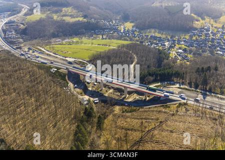Autobahnbrücke Talbrücke Raelsbach der A45 Sauerlandlinie, Baustelle und Neubau neben der Sprengbrücke, Rinsdorf, Stockfoto