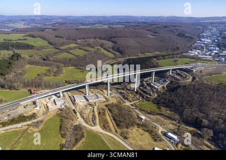 Autobahnbrücke Talbrücke Rinsdorf der A45 Sauerlandlinie, Baustelle und Neubau neben der Sprengbrücke, Rinsdorf, W Stockfoto