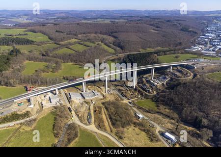 Autobahnbrücke Talbrücke Rinsdorf der A45 Sauerlandlinie, Baustelle und Neubau neben der Sprengbrücke, Rinsdorf, W Stockfoto