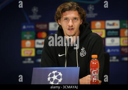 Eindhoven, Niederlande. September 2025. Fedde Leysen wurde während einer Pressekonferenz der belgischen Fußballmannschaft Royale Union Saint-Gilloise in Eindhoven, Niederlande, am Montag, den 15. September 2025 gezeigt. Das Team bereitet sich auf das morgige Spiel gegen das niederländische Team PSV Eindhoven vor, am Eröffnungstag der Ligaperiode des UEFA Champions League-Turniers. BELGA PHOTO VIRGINIE LEFOUR Credit: Belga News Agency/Alamy Live News Stockfoto