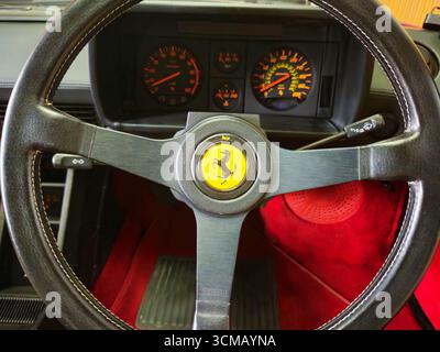 Ferrari Testarossa Cockpit mit Momo Lenkrad und analoger Instrumentengruppe Stockfoto