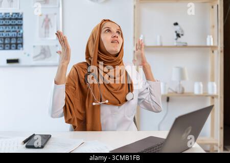 Wütend verärgert muslimische Ärztin spreizt Palmen wütend fühlt sich im Krankenhaus verwirrt. Kopierbereich Stockfoto