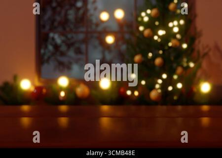 Ein geschmückter Weihnachtsbaum mit leuchtenden Lichtern steht neben einem Fenster in gemütlicher nächtlicher Umgebung. 3D-Rendering Stockfoto