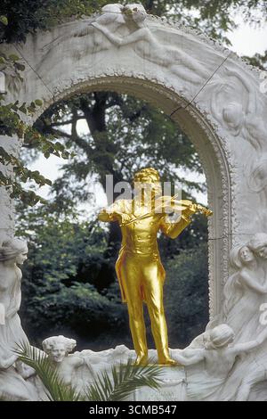 Das 1921 errichtete Johann Strauss-Denkmal steht im Wiener Stadtpark, Wien, Österreich Stockfoto