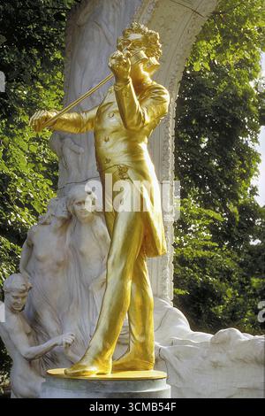 Das 1921 errichtete Johann Strauss-Denkmal steht im Wiener Stadtpark, Wien, Österreich Stockfoto