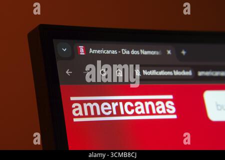 Dhaka, Bangladesch, 02. Juni 2025: Nahaufnahme eines Computerbildschirms, der die Americanas-Webschnittstelle im dunklen Modus zeigt Stockfoto