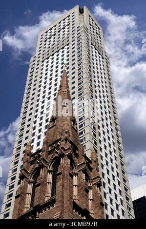 Presbyterian Church, erbaut zwischen 1844 und 1846, vor einem gewachten Scraper, 48 Fifth Avenue, New York City, USA Stockfoto