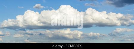 Panoramaaufnahme der langen weißen Stratocumulus-Wolke, im Hintergrund mehr Cumulus-Wolken, international Stockfoto