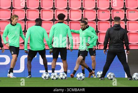 Eindhoven, Niederlande. September 2025. Christian Burgess kämpft am Montag, den 15. September 2025, bei einem Training der belgischen Fußballmannschaft Royale Union Saint-Gilloise in Eindhoven um den Ball. Das Team bereitet sich auf das morgige Spiel gegen das niederländische Team PSV Eindhoven vor, am Eröffnungstag der Ligaperiode des UEFA Champions League-Turniers. BELGA PHOTO VIRGINIE LEFOUR Credit: Belga News Agency/Alamy Live News Stockfoto