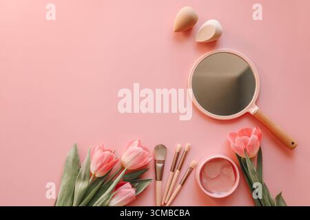 Kosmetisches Set Draufsicht flach auf rosafarbenem Hintergrund. Stockfoto