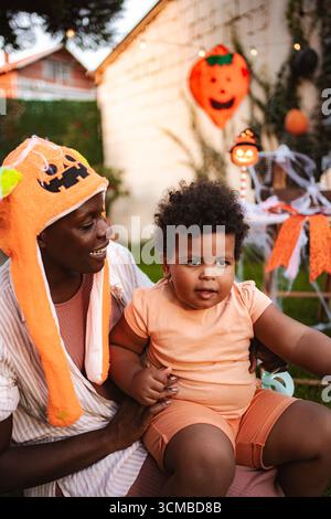 Mutter und Tochter feiern gemeinsam Halloween im Garten Stockfoto