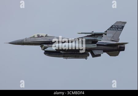 Die F-16 der United States Air Force fliegt mit Raketen und externen Treibstofftanks Stockfoto
