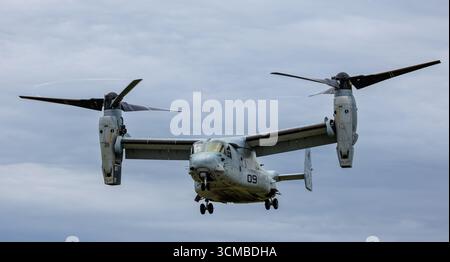 Die US Air Force F-22 Raptor Tarnjäger Jet Banking im Flug mit zwei Nachbrennern, die vor einem bewölkten Himmel leuchten. Stockfoto