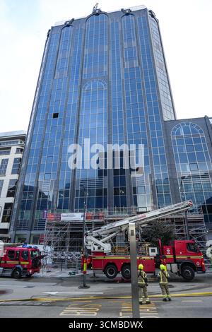 Colmore Row, Birmingham 15. September 2025 - Ein Brand in einem Hochhaus im Stadtzentrum von Birmingham schloss eine Hauptverkehrsstraße durch die Stadt, was zu einem Verkehrschaos führte. Die Flamme befand sich im Colmore Gate Gebäude, das derzeit renoviert wird, in der Colmore Row, einer Straße, die eine wichtige Bushaltestelle für viele Verkehrsdienste ist, gegenüber der Snow Hill Station. Mehrere Löschfahrzeuge, darunter eine hydraulische Plattform, wurden an den Vorfall geschickt. Der West Midland Ambulance Service schickte ihre Vorfallsreaktion zum Tatort, falls es zu Unfällen kam. Quelle: British News und Media/Alamy Live News Stockfoto