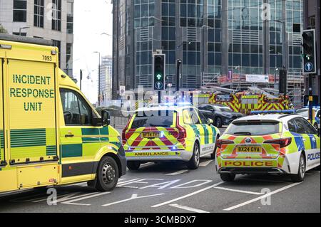 Colmore Row, Birmingham 15. September 2025 - Ein Brand in einem Hochhaus im Stadtzentrum von Birmingham schloss eine Hauptverkehrsstraße durch die Stadt, was zu einem Verkehrschaos führte. Die Flamme befand sich im Colmore Gate Gebäude, das derzeit renoviert wird, in der Colmore Row, einer Straße, die eine wichtige Bushaltestelle für viele Verkehrsdienste ist, gegenüber der Snow Hill Station. Mehrere Löschfahrzeuge, darunter eine hydraulische Plattform, wurden an den Vorfall geschickt. Der West Midland Ambulance Service schickte ihre Vorfallsreaktion zum Tatort, falls es zu Unfällen kam. Quelle: British News und Media/Alamy Live News Stockfoto