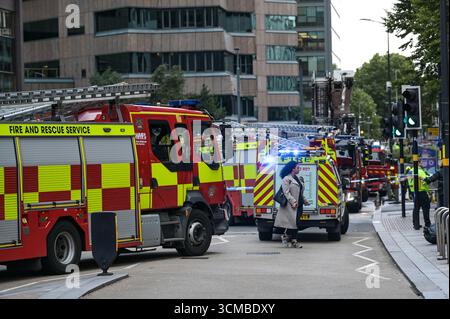 Colmore Row, Birmingham 15. September 2025 - Ein Brand in einem Hochhaus im Stadtzentrum von Birmingham schloss eine Hauptverkehrsstraße durch die Stadt, was zu einem Verkehrschaos führte. Die Flamme befand sich im Colmore Gate Gebäude, das derzeit renoviert wird, in der Colmore Row, einer Straße, die eine wichtige Bushaltestelle für viele Verkehrsdienste ist, gegenüber der Snow Hill Station. Mehrere Löschfahrzeuge, darunter eine hydraulische Plattform, wurden an den Vorfall geschickt. Der West Midland Ambulance Service schickte ihre Vorfallsreaktion zum Tatort, falls es zu Unfällen kam. Quelle: British News und Media/Alamy Live News Stockfoto