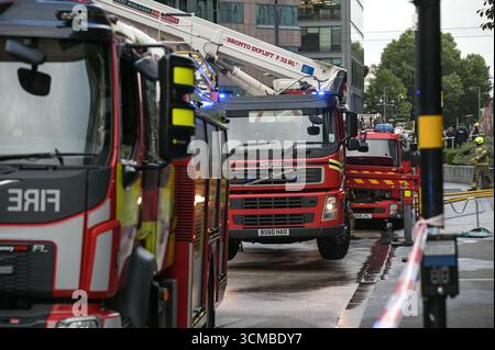 Colmore Row, Birmingham 15. September 2025 - Ein Brand in einem Hochhaus im Stadtzentrum von Birmingham schloss eine Hauptverkehrsstraße durch die Stadt, was zu einem Verkehrschaos führte. Die Flamme befand sich im Colmore Gate Gebäude, das derzeit renoviert wird, in der Colmore Row, einer Straße, die eine wichtige Bushaltestelle für viele Verkehrsdienste ist, gegenüber der Snow Hill Station. Mehrere Löschfahrzeuge, darunter eine hydraulische Plattform, wurden an den Vorfall geschickt. Der West Midland Ambulance Service schickte ihre Vorfallsreaktion zum Tatort, falls es zu Unfällen kam. Quelle: British News und Media/Alamy Live News Stockfoto