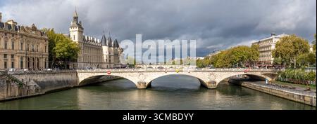 Paris, Frankreich - 09 13 2025: Panoramablick auf Pont Neuf und La Conciergerie auf der Ile de la Cité von Pont Au Change Stockfoto