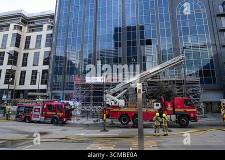 Colmore Row, Birmingham 15. September 2025 - Ein Brand in einem Hochhaus im Stadtzentrum von Birmingham schloss eine Hauptverkehrsstraße durch die Stadt, was zu einem Verkehrschaos führte. Die Flamme befand sich im Colmore Gate Gebäude, das derzeit renoviert wird, in der Colmore Row, einer Straße, die eine wichtige Bushaltestelle für viele Verkehrsdienste ist, gegenüber der Snow Hill Station. Mehrere Löschfahrzeuge, darunter eine hydraulische Plattform, wurden an den Vorfall geschickt. Der West Midland Ambulance Service schickte ihre Vorfallsreaktion zum Tatort, falls es zu Unfällen kam. Quelle: British News und Media/Alamy Live News Stockfoto