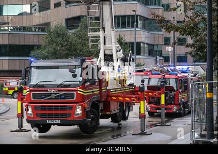 Colmore Row, Birmingham 15. September 2025 - Ein Brand in einem Hochhaus im Stadtzentrum von Birmingham schloss eine Hauptverkehrsstraße durch die Stadt, was zu einem Verkehrschaos führte. Die Flamme befand sich im Colmore Gate Gebäude, das derzeit renoviert wird, in der Colmore Row, einer Straße, die eine wichtige Bushaltestelle für viele Verkehrsdienste ist, gegenüber der Snow Hill Station. Mehrere Löschfahrzeuge, darunter eine hydraulische Plattform, wurden an den Vorfall geschickt. Der West Midland Ambulance Service schickte ihre Vorfallsreaktion zum Tatort, falls es zu Unfällen kam. Quelle: British News und Media/Alamy Live News Stockfoto