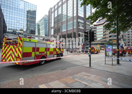 Colmore Row, Birmingham 15. September 2025 - Ein Brand in einem Hochhaus im Stadtzentrum von Birmingham schloss eine Hauptverkehrsstraße durch die Stadt, was zu einem Verkehrschaos führte. Die Flamme befand sich im Colmore Gate Gebäude, das derzeit renoviert wird, in der Colmore Row, einer Straße, die eine wichtige Bushaltestelle für viele Verkehrsdienste ist, gegenüber der Snow Hill Station. Mehrere Löschfahrzeuge, darunter eine hydraulische Plattform, wurden an den Vorfall geschickt. Der West Midland Ambulance Service schickte ihre Vorfallsreaktion zum Tatort, falls es zu Unfällen kam. Quelle: British News und Media/Alamy Live News Stockfoto