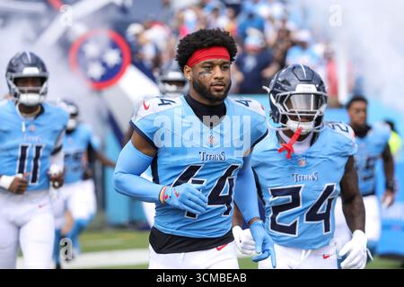 Nashville, USA. September 2025. Tennessee Titans Safety Mike Brown (44) läuft vor dem Spiel gegen die Los Angeles Rams im Nissan Stadium in Nashville, Tennessee am 14. September 2025 auf das Spielfeld. (Foto: Kindell Buchanan/SIPA USA) Credit: SIPA USA/Alamy Live News Stockfoto