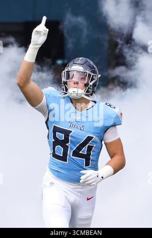 Nashville, USA. September 2025. Tennessee Titans Tight End Gunnar Helm (84) läuft vor dem Spiel gegen die Los Angeles Rams im Nissan Stadium in Nashville, Tennessee am 14. September 2025. (Foto: Kindell Buchanan/SIPA USA) Credit: SIPA USA/Alamy Live News Stockfoto