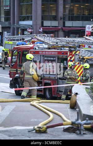Colmore Row, Birmingham 15. September 2025 - Ein Brand in einem Hochhaus im Stadtzentrum von Birmingham schloss eine Hauptverkehrsstraße durch die Stadt, was zu einem Verkehrschaos führte. Die Flamme befand sich im Colmore Gate Gebäude, das derzeit renoviert wird, in der Colmore Row, einer Straße, die eine wichtige Bushaltestelle für viele Verkehrsdienste ist, gegenüber der Snow Hill Station. Mehrere Löschfahrzeuge, darunter eine hydraulische Plattform, wurden an den Vorfall geschickt. Der West Midland Ambulance Service schickte ihre Vorfallsreaktion zum Tatort, falls es zu Unfällen kam. Quelle: British News und Media/Alamy Live News Stockfoto