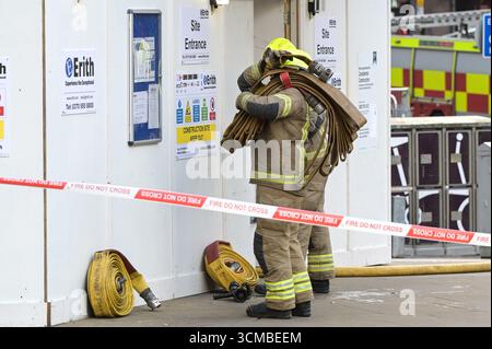 Colmore Row, Birmingham 15. September 2025 - Ein Brand in einem Hochhaus im Stadtzentrum von Birmingham schloss eine Hauptverkehrsstraße durch die Stadt, was zu einem Verkehrschaos führte. Die Flamme befand sich im Colmore Gate Gebäude, das derzeit renoviert wird, in der Colmore Row, einer Straße, die eine wichtige Bushaltestelle für viele Verkehrsdienste ist, gegenüber der Snow Hill Station. Mehrere Löschfahrzeuge, darunter eine hydraulische Plattform, wurden an den Vorfall geschickt. Der West Midland Ambulance Service schickte ihre Vorfallsreaktion zum Tatort, falls es zu Unfällen kam. Quelle: British News und Media/Alamy Live News Stockfoto