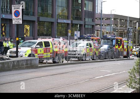 Colmore Row, Birmingham 15. September 2025 - Ein Brand in einem Hochhaus im Stadtzentrum von Birmingham schloss eine Hauptverkehrsstraße durch die Stadt, was zu einem Verkehrschaos führte. Die Flamme befand sich im Colmore Gate Gebäude, das derzeit renoviert wird, in der Colmore Row, einer Straße, die eine wichtige Bushaltestelle für viele Verkehrsdienste ist, gegenüber der Snow Hill Station. Mehrere Löschfahrzeuge, darunter eine hydraulische Plattform, wurden an den Vorfall geschickt. Der West Midland Ambulance Service schickte ihre Vorfallsreaktion zum Tatort, falls es zu Unfällen kam. Quelle: British News und Media/Alamy Live News Stockfoto