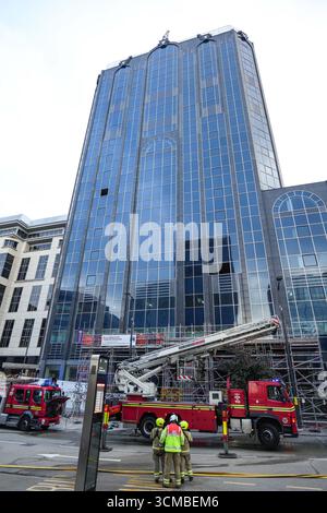 Colmore Row, Birmingham 15. September 2025 - Ein Brand in einem Hochhaus im Stadtzentrum von Birmingham schloss eine Hauptverkehrsstraße durch die Stadt, was zu einem Verkehrschaos führte. Die Flamme befand sich im Colmore Gate Gebäude, das derzeit renoviert wird, in der Colmore Row, einer Straße, die eine wichtige Bushaltestelle für viele Verkehrsdienste ist, gegenüber der Snow Hill Station. Mehrere Löschfahrzeuge, darunter eine hydraulische Plattform, wurden an den Vorfall geschickt. Der West Midland Ambulance Service schickte ihre Vorfallsreaktion zum Tatort, falls es zu Unfällen kam. Quelle: British News und Media/Alamy Live News Stockfoto