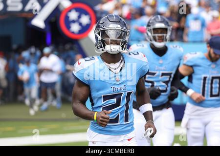 Nashville, USA. September 2025. Tennessee Titans Cornerback Roger McCreary (21) läuft vor dem Spiel gegen die Los Angeles Rams am 14. September 2025 im Nissan Stadium in Nashville, Tennessee. (Foto: Kindell Buchanan/SIPA USA) Credit: SIPA USA/Alamy Live News Stockfoto