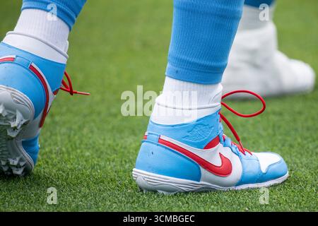 Nashville, USA. September 2025. Ein Paar Nike Air Jordans in den Farben der Tennessee Titans im Nissan Stadium in Nashville, Tennessee am 14. September 2025. (Foto: Kindell Buchanan/SIPA USA) Credit: SIPA USA/Alamy Live News Stockfoto