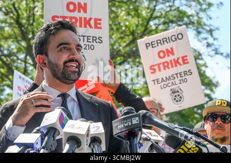 New York, USA. September 2025. Zohran Mamdani, der Kandidat der Demokratischen Partei für den Bürgermeister von New York, macht Anmerkungen, als er sich am Montag, den 15. September 2025, mit den 175 streikenden Mitgliedern von Teamster Local 210 bei der Perrigo Company plc in Bronx, New York, zusammentritt. Die Arbeiter fordern eine faire Bezahlung, einschließlich Schutz gegen Zwangsarbeit ohne Bezahlung am Wochenende und sichere Finanzierung des Ruhestands, Credit: Kyle Mazza/CNP/MediaPunch Credit: MediaPunch Inc/Alamy Live News Stockfoto