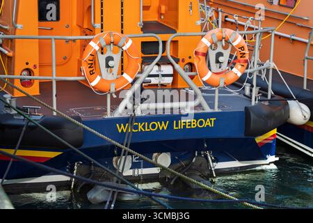 Nahaufnahme des RNLI Wicklow Rettungsbootspiegels, der im Hafen von Wicklow am Fluss, Irland, vertäut ist. Stockfoto