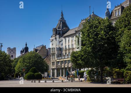Debrecen, Ungarn 30. Juli 2025: Historisches Grand-Hotel-Gebäude mit kunstvoller Architektur und dekorativen Türmen im Stadtzentrum, klassisch Stockfoto